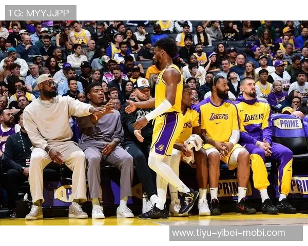 里夫斯称赞詹姆斯训练状态良好期待他强势回归球队 里夫斯称赞詹姆斯训练状态良好期待他强势回归球队